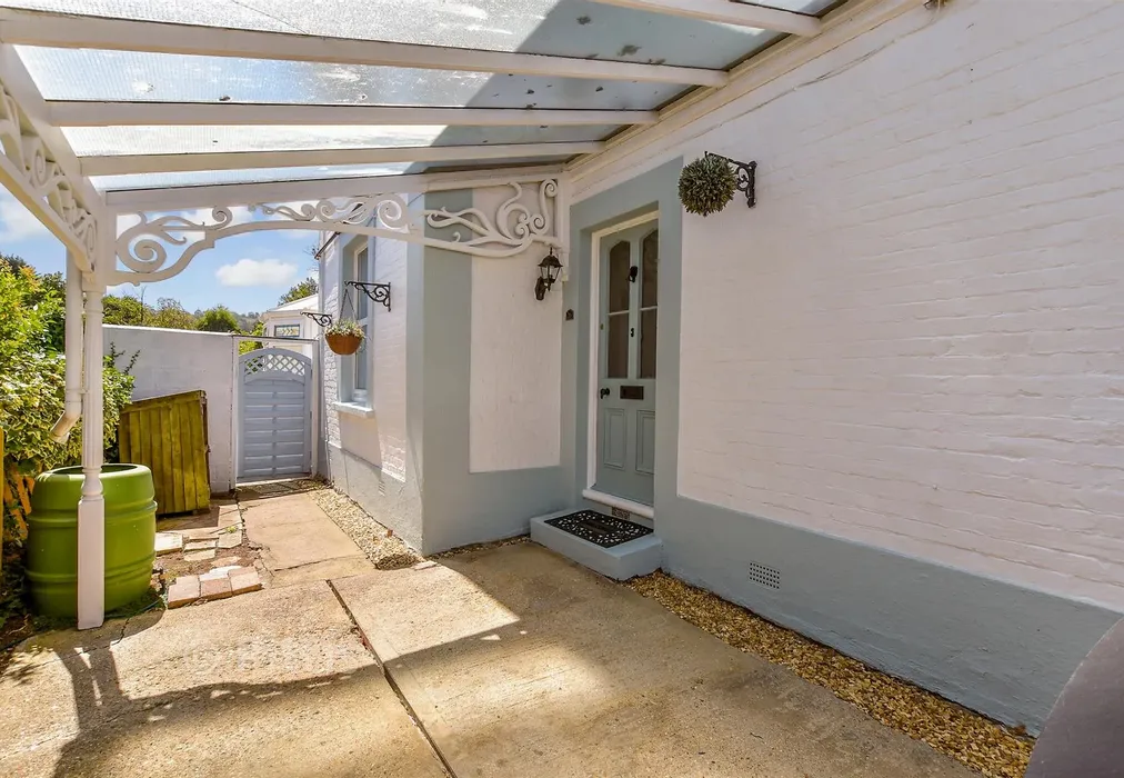 Driveway/Parking - Grange Road, Shanklin, Isle of Wight - Wards of Kent