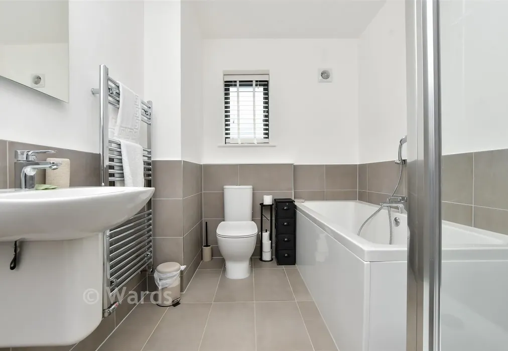 Bathroom - Brockenhurst Road, Ramsgate, Kent - Wards of Kent