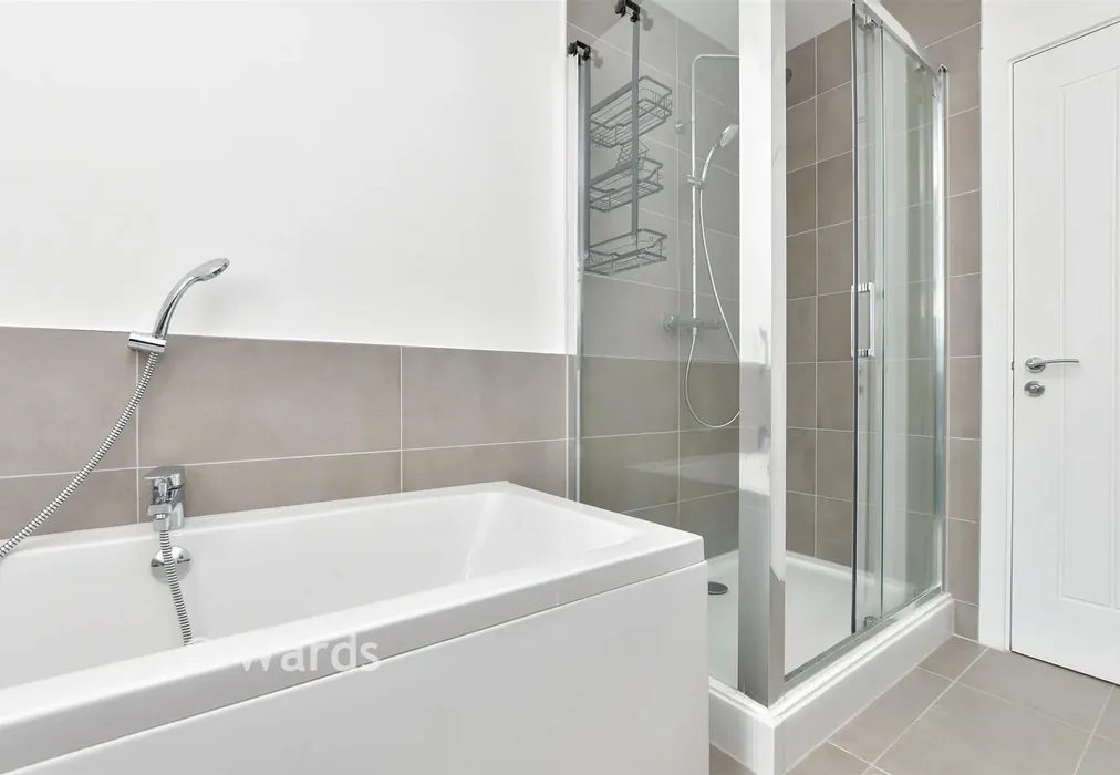 Bathroom - Brockenhurst Road, Ramsgate, Kent - Wards of Kent