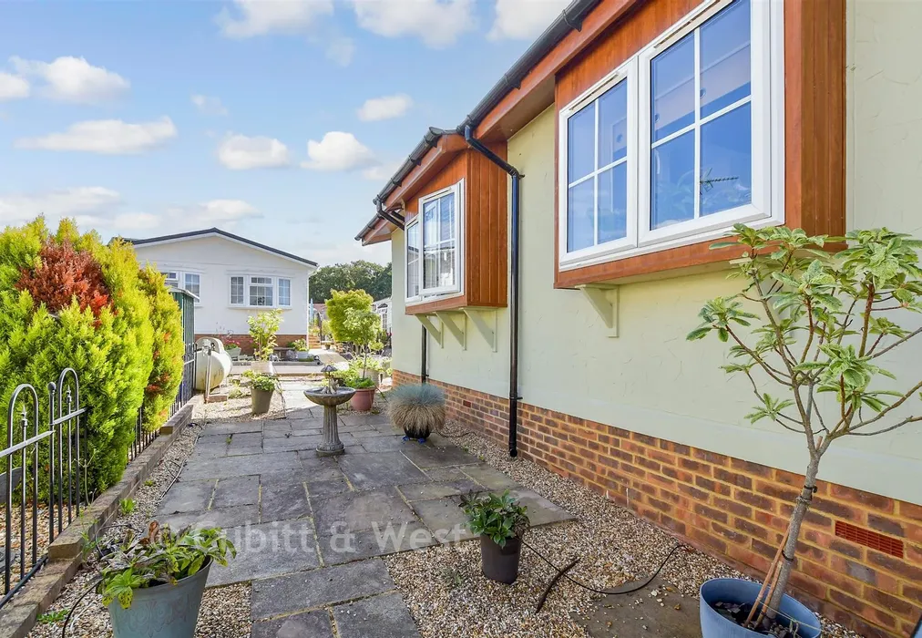 Side Garden - Emms Lane, Brooks Green, West Sussex - Wards of Kent