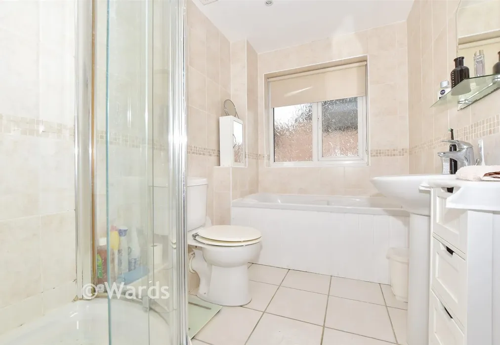 En-Suite Bathroom - Burmarsh Road, Hythe, Kent - Wards of Kent