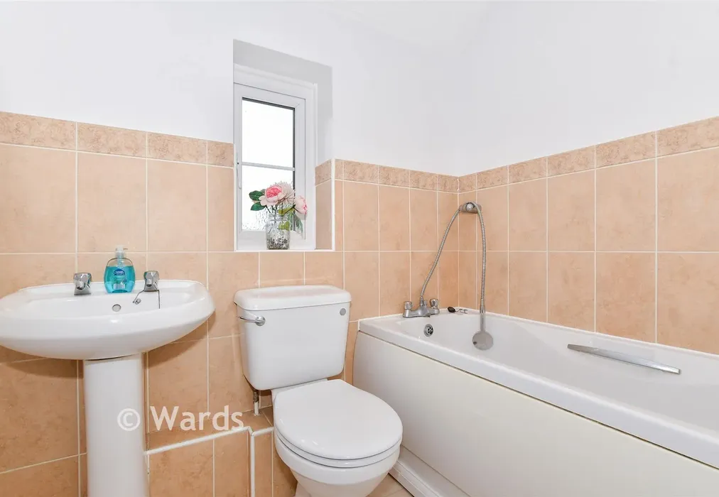 Bathroom - Shaw Close, Maidstone, Kent - Wards of Kent