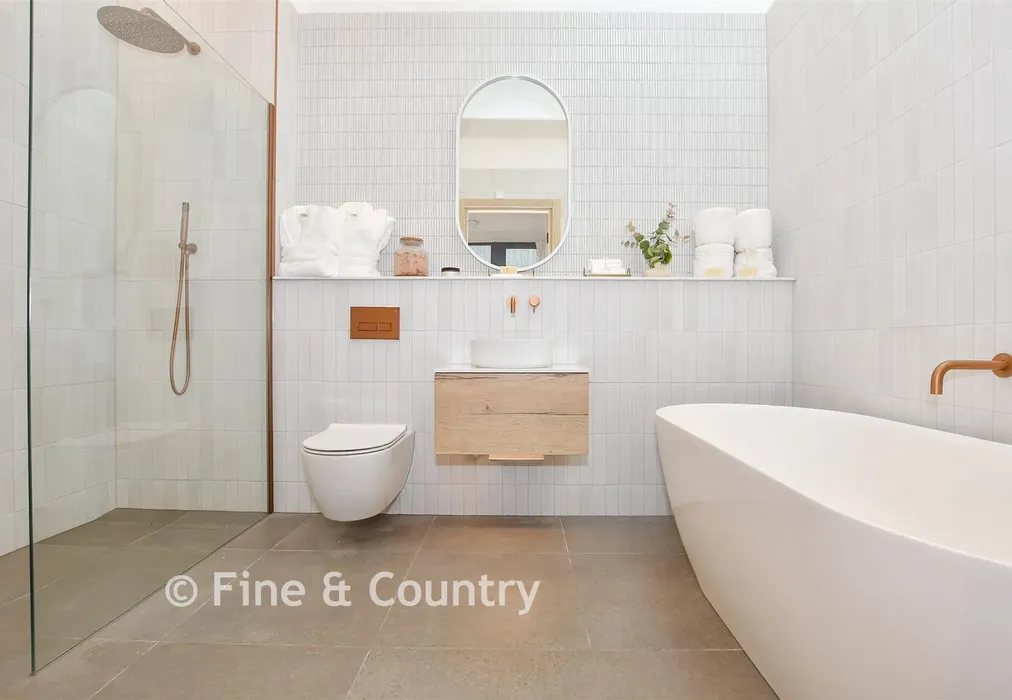 Bedroom 1 - Hartdene Barns, Hartfield Road, Cowden, Kent - Wards of Kent