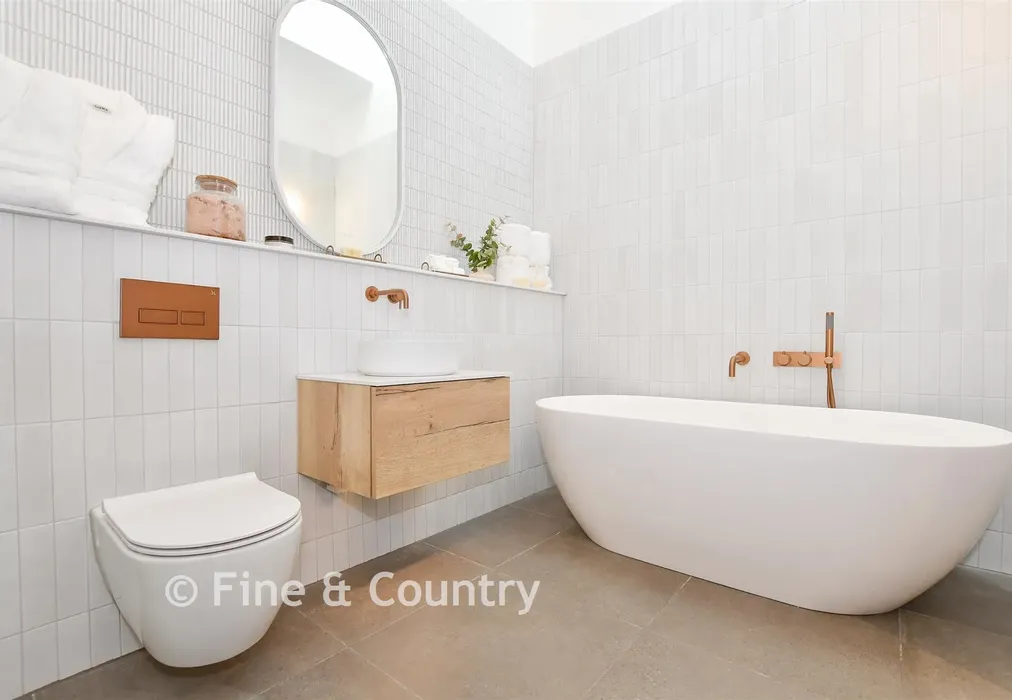 En-Suite Bathroom - Hartdene Barns, Hartfield Road, Cowden, Kent - Wards of Kent