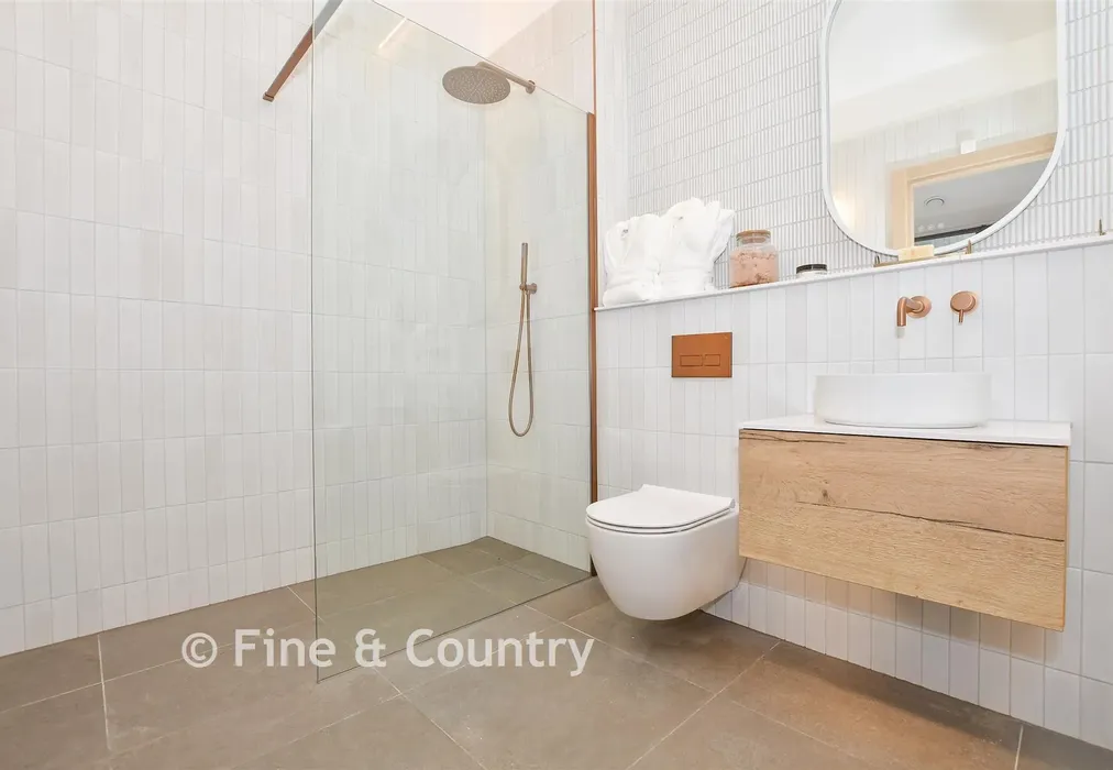 En-Suite Bathroom - Hartdene Barns, Hartfield Road, Cowden, Kent - Wards of Kent