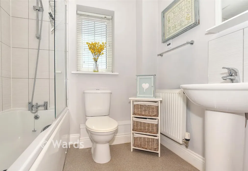 Family Bathroom - Hadleigh Street, Ashford, Kent - Wards of Kent