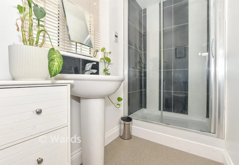 En-Suite Shower Room - Hadleigh Street, Ashford, Kent - Wards of Kent