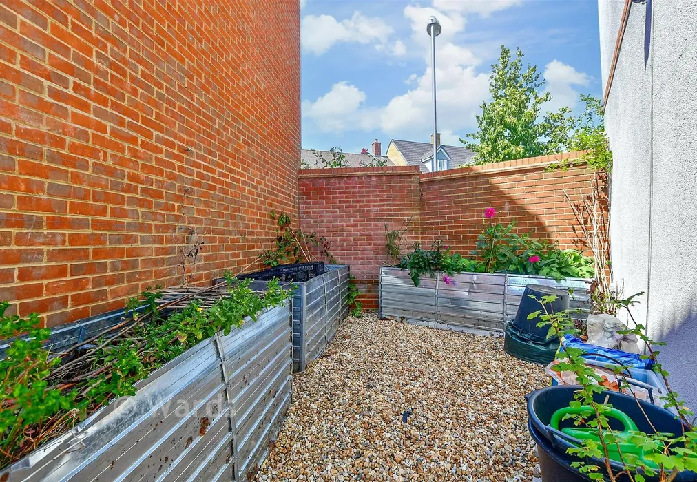 Side Garden - Hadleigh Street, Ashford, Kent - Wards of Kent
