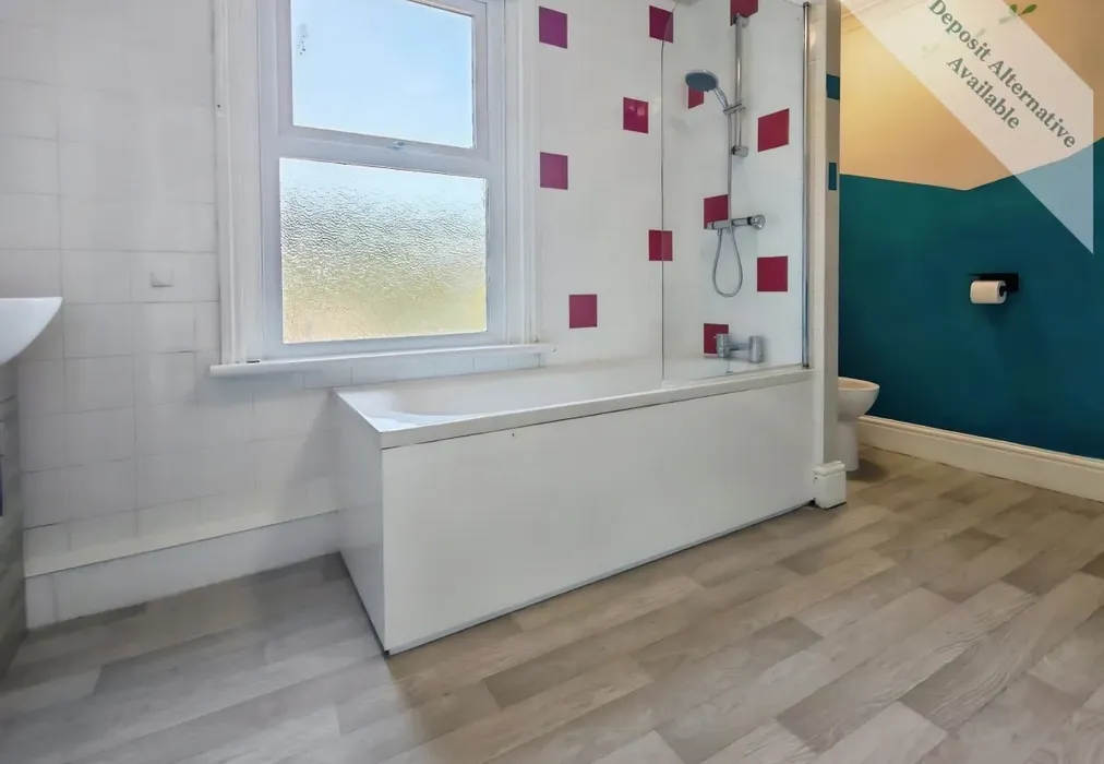 Bathroom - Clarendon Street Dover CT17 - Wards of Kent