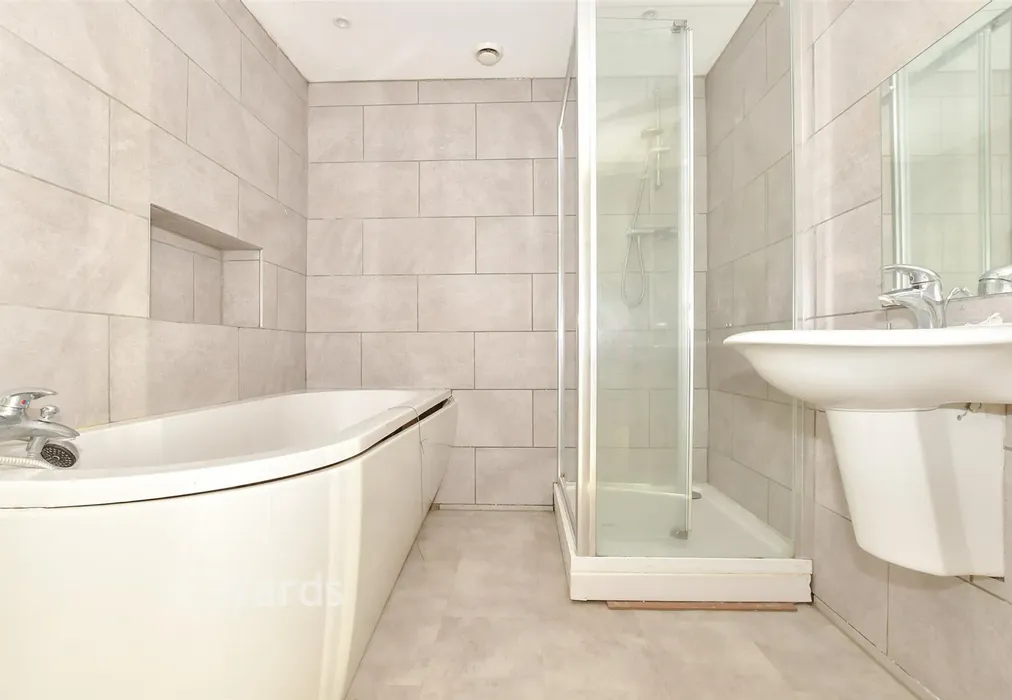 Bathroom - Argyle Road, Whitstable, Kent - Wards of Kent