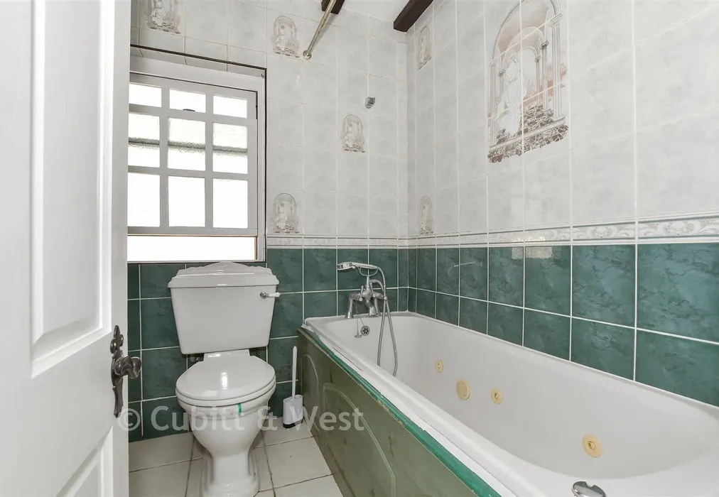 Bathroom - Tennyson Road, Bognor Regis, West Sussex - Wards of Kent
