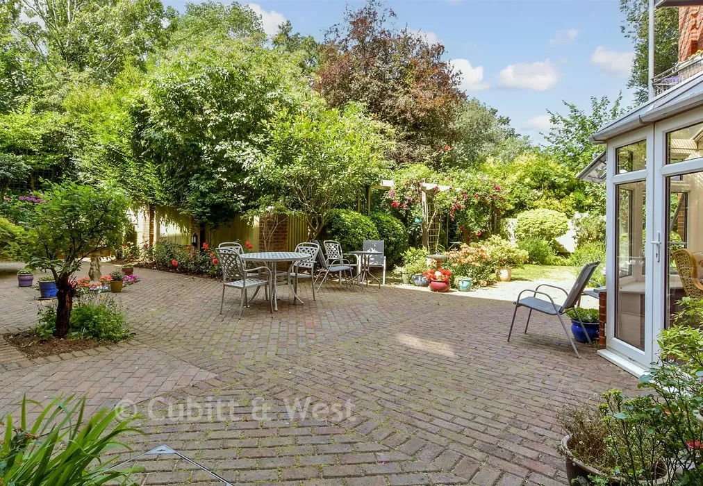 Communal Gardens - Nizells Avenue, Hove, East Sussex - Wards of Kent
