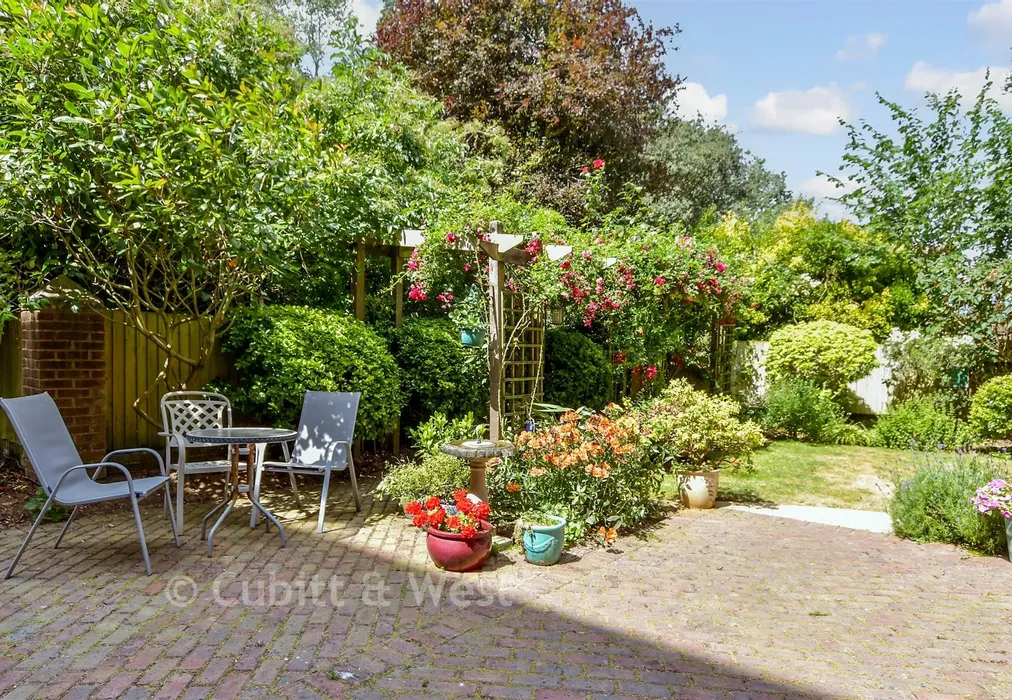 Communal Gardens - Nizells Avenue, Hove, East Sussex - Wards of Kent