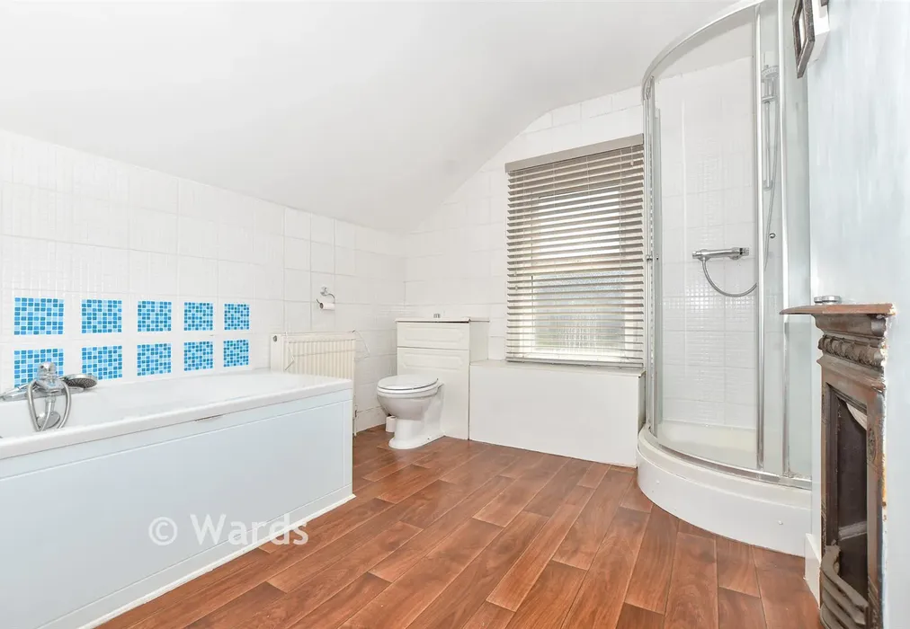 Bathroom - Richmond Street, Cheriton, Folkestone, Kent - Wards of Kent