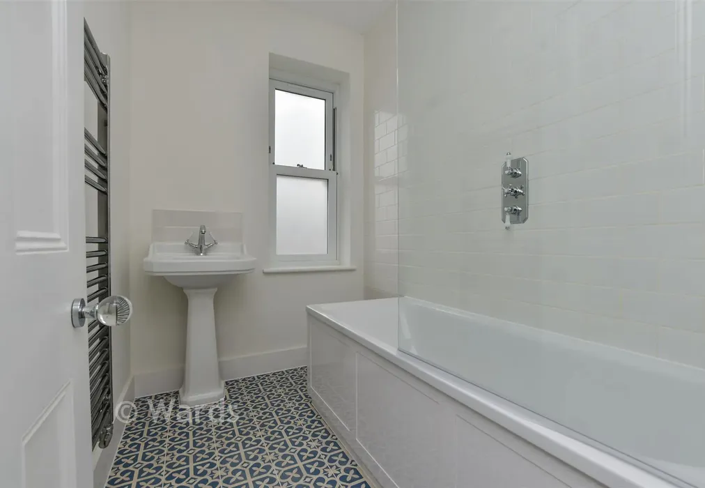 Bathroom - Crescent Road, Margate, Kent - Wards of Kent
