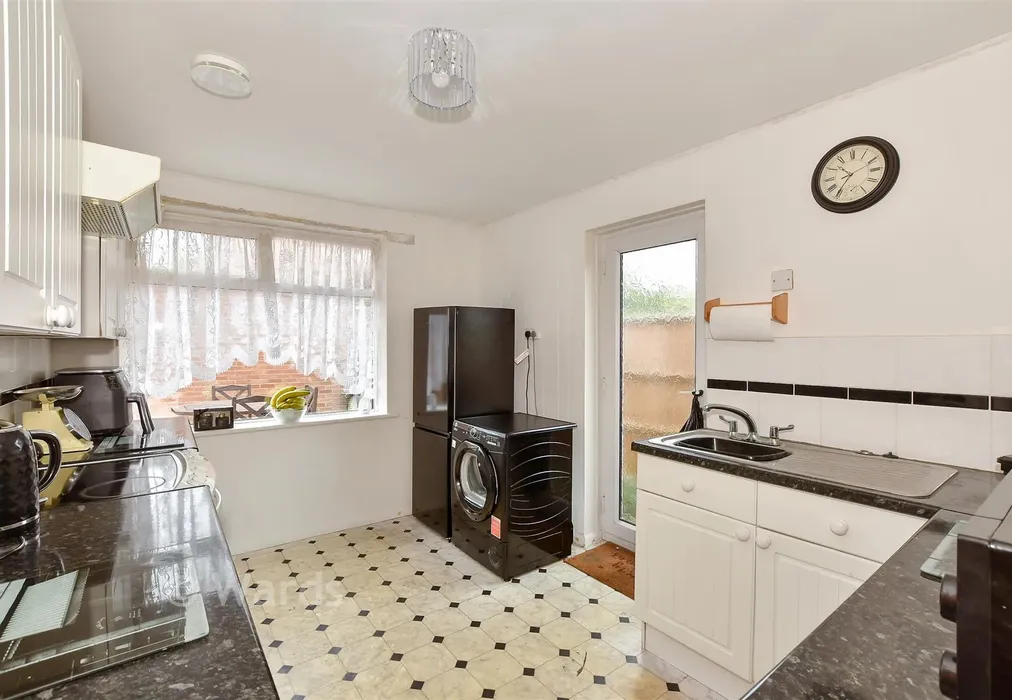 Kitchen - Vauxhall Avenue, Herne Bay, Kent - Wards of Kent