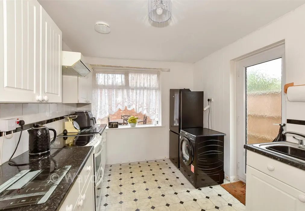 Kitchen - Vauxhall Avenue, Herne Bay, Kent - Wards of Kent