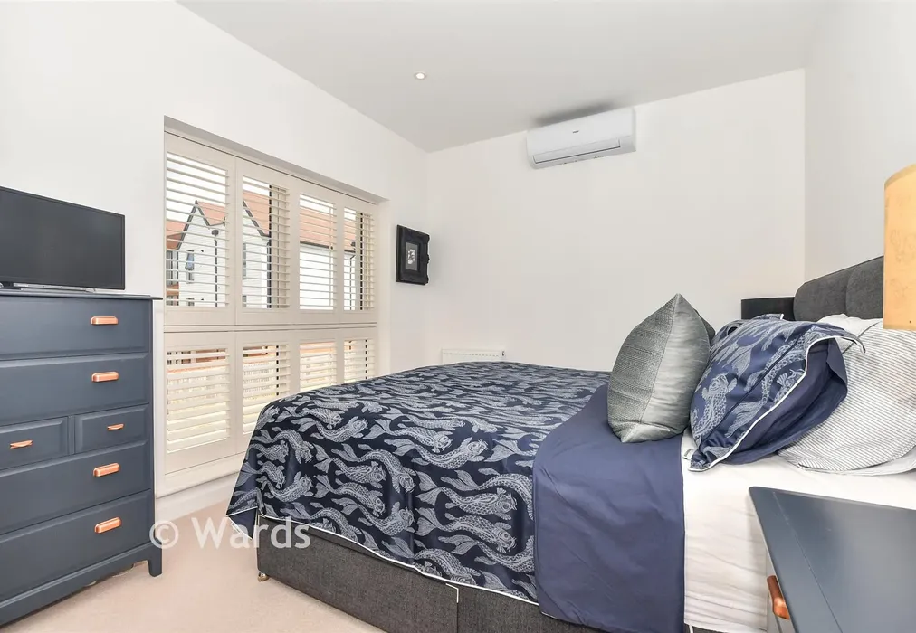 Bedroom 1 - Highwood Drive, Chilmington Green, Kent - Wards of Kent