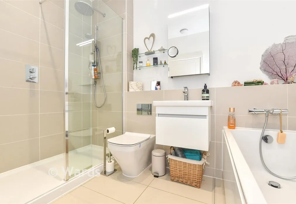 Bathroom - Highwood Drive, Chilmington Green, Kent - Wards of Kent