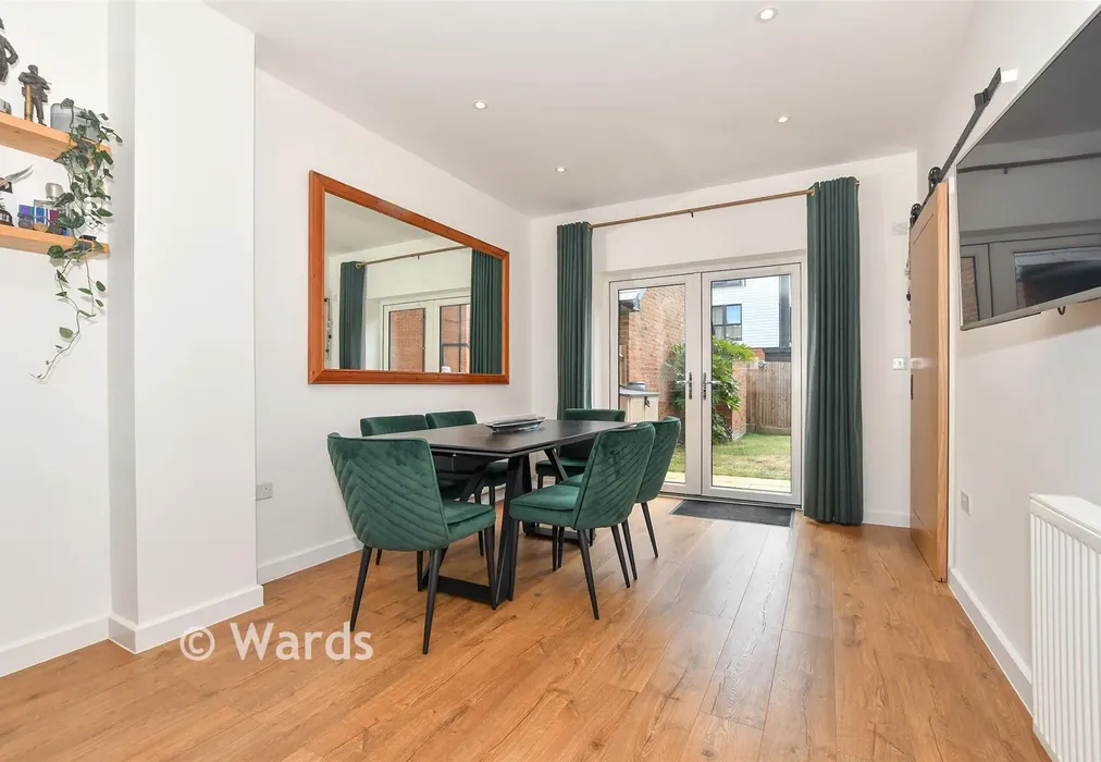 Kitchen - Highwood Drive, Chilmington Green, Kent - Wards of Kent