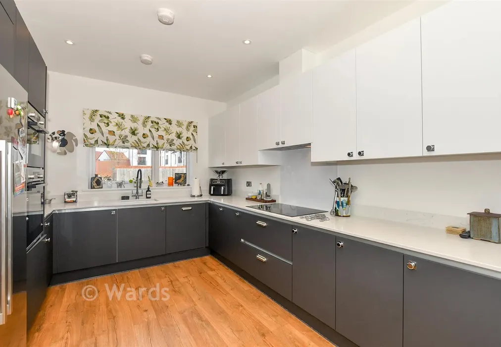 Kitchen - Highwood Drive, Chilmington Green, Kent - Wards of Kent