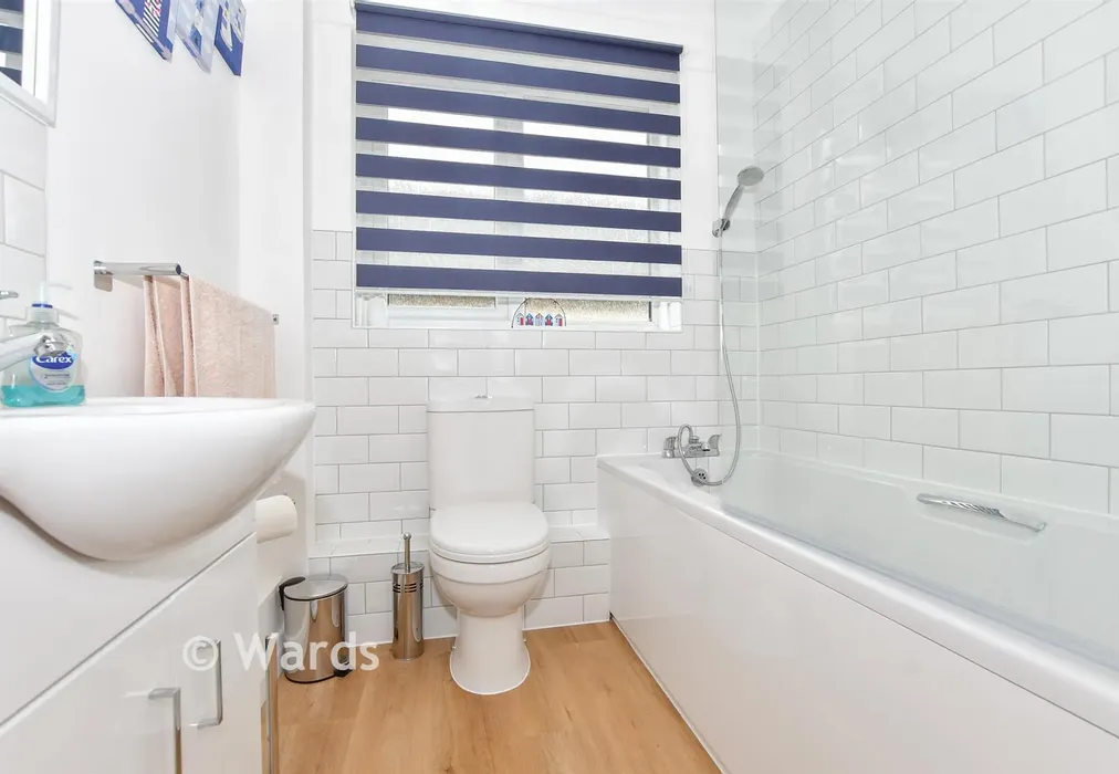 Bathroom - Pier Avenue, Whitstable, Kent - Wards of Kent