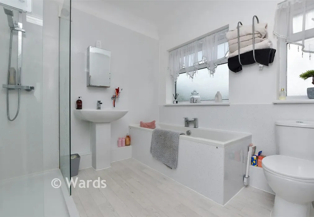 Bathroom - Oakdene Road, Ramsgate, Kent - Wards of Kent