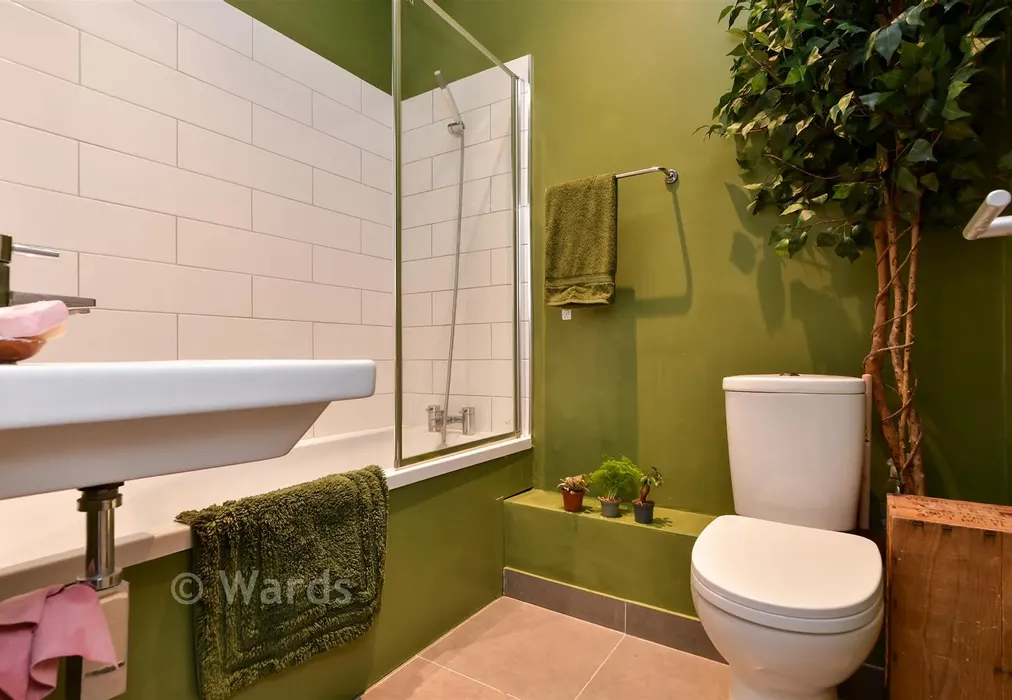 Bathroom - First Avenue, Margate, Kent - Wards of Kent