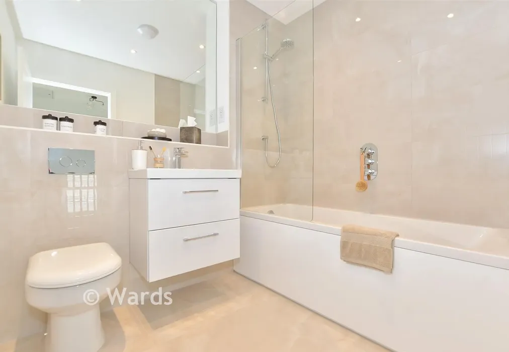 Bathroom - The Sandling, Sutherland Park, Boundary Road, Hythe, Kent - Wards of Kent