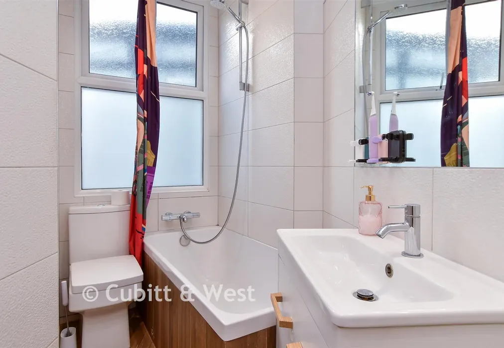 Bathroom - Crescent Road, Brighton, East Sussex - Wards of Kent