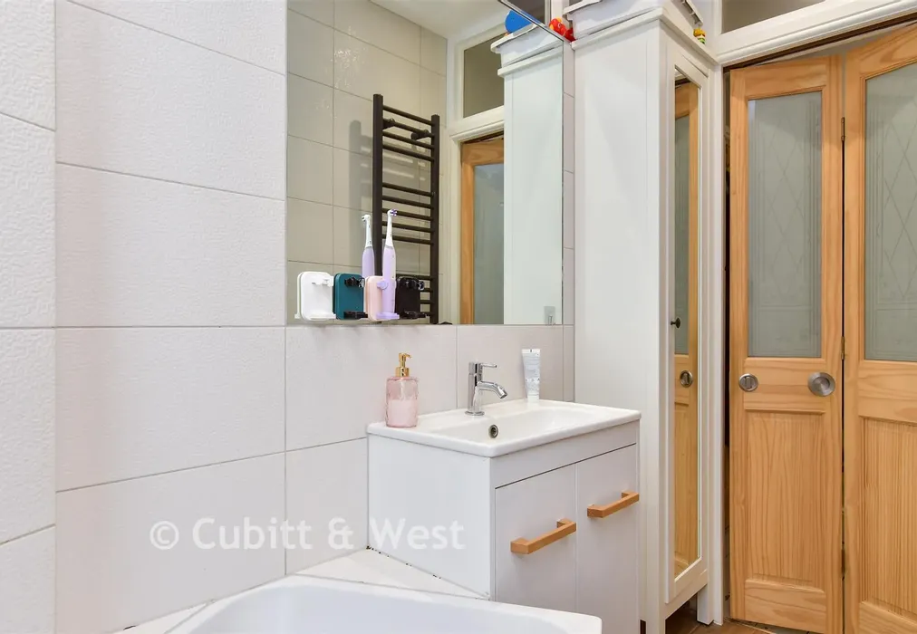 Bathroom - Crescent Road, Brighton, East Sussex - Wards of Kent