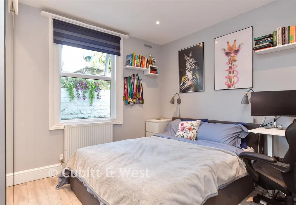 Bedroom 1 - Crescent Road, Brighton, East Sussex - Wards of Kent