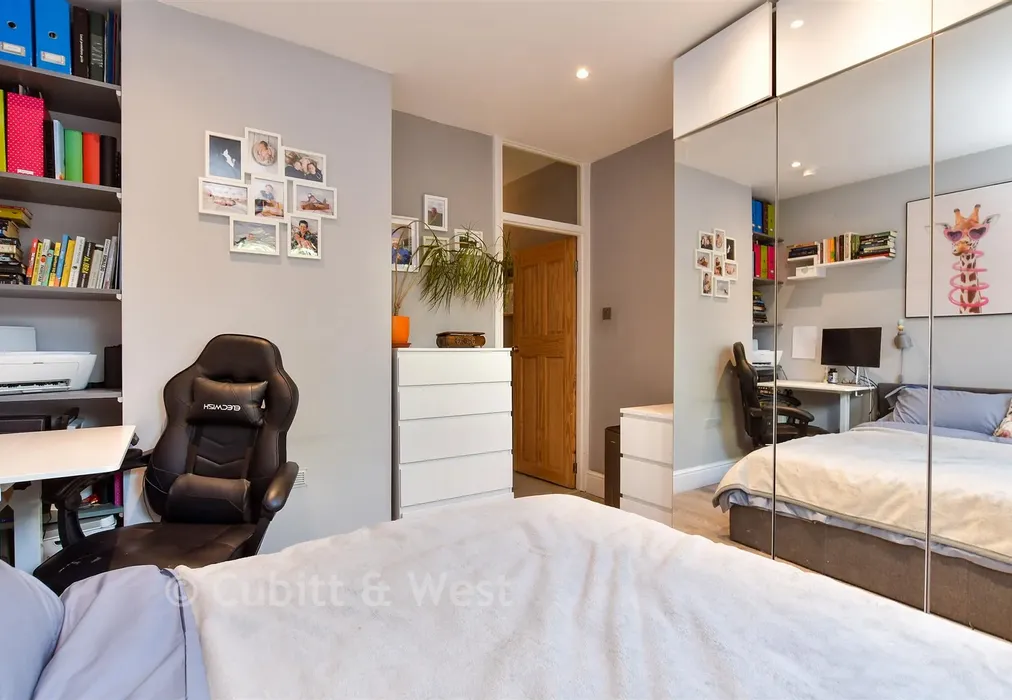 Bedroom 1 - Crescent Road, Brighton, East Sussex - Wards of Kent