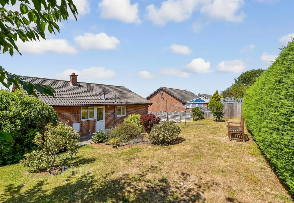 Rear Garden - Kestrel Close, Lake, Isle of Wight - Wards of Kent