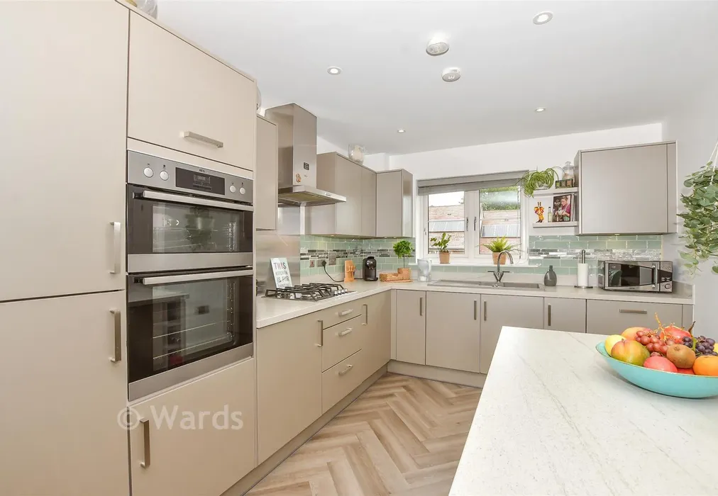 Kitchen - Cuthbert Close, Maidstone, Kent - Wards of Kent