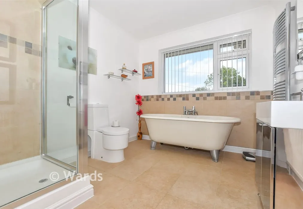 Bathroom - Coombelands, Wittersham, Kent - Wards of Kent