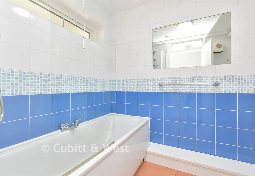 Bathroom - Stanley Road, Sutton, Surrey - Wards of Kent