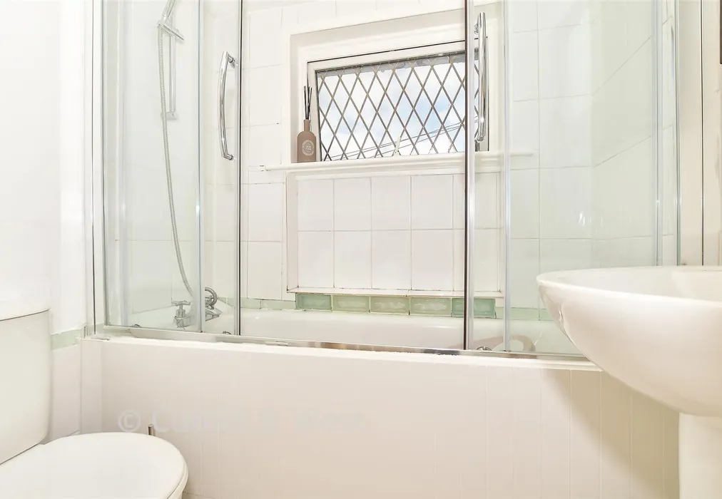 Bathroom - High Street, Uckfield, East Sussex - Wards of Kent