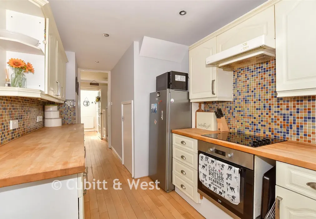 Kitchen - Corsletts Avenue, Broadbridge Heath, Horsham, West Sussex - Wards of Kent