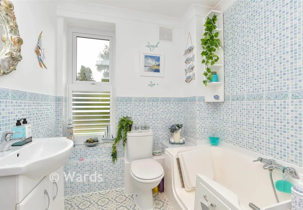 Bathroom - Motney Hill, Rainham, Kent - Wards of Kent