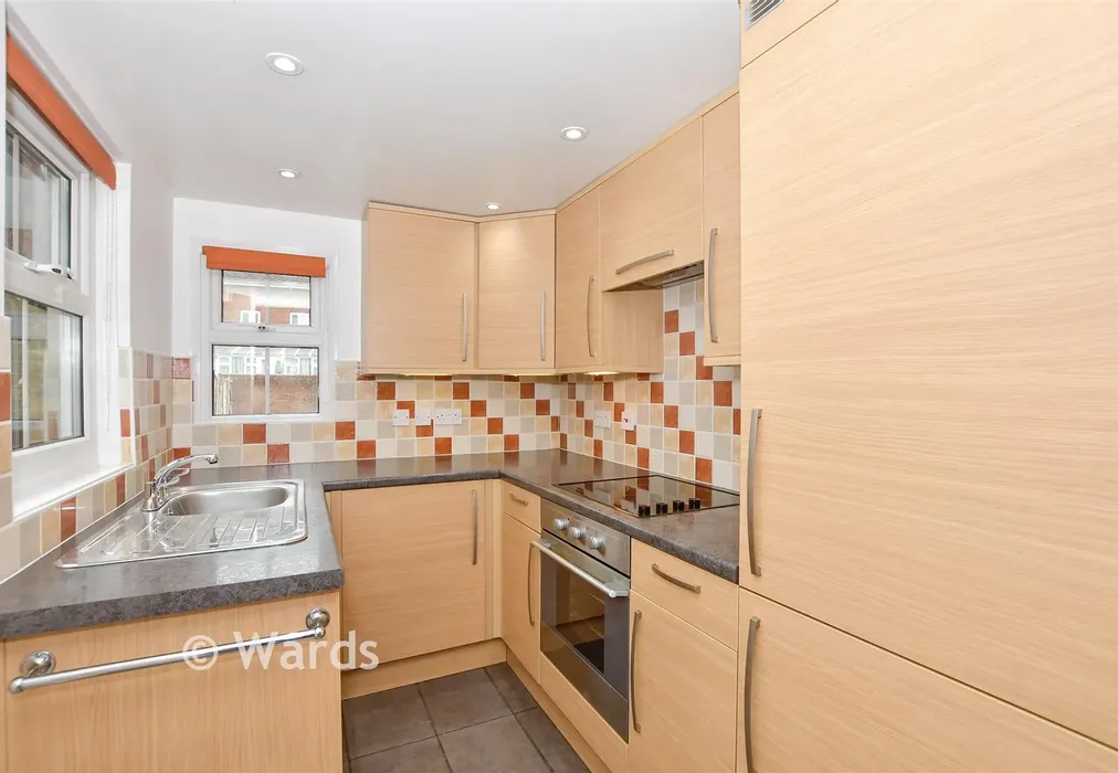 Kitchen - New Hythe Lane, Larkfield, Kent - Wards of Kent