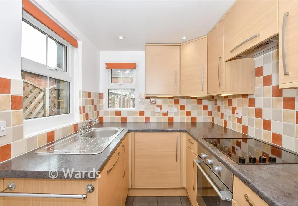 Kitchen - New Hythe Lane, Larkfield, Kent - Wards of Kent
