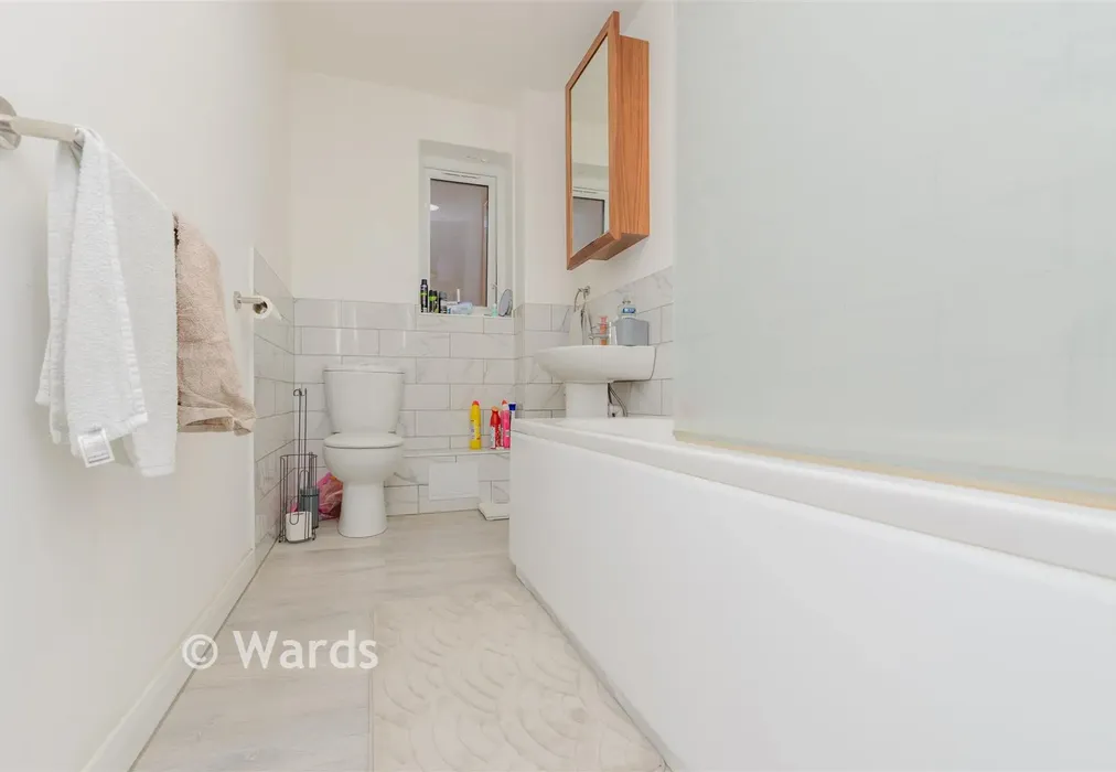 Bathroom - Richmond Road, Gillingham, Kent - Wards of Kent