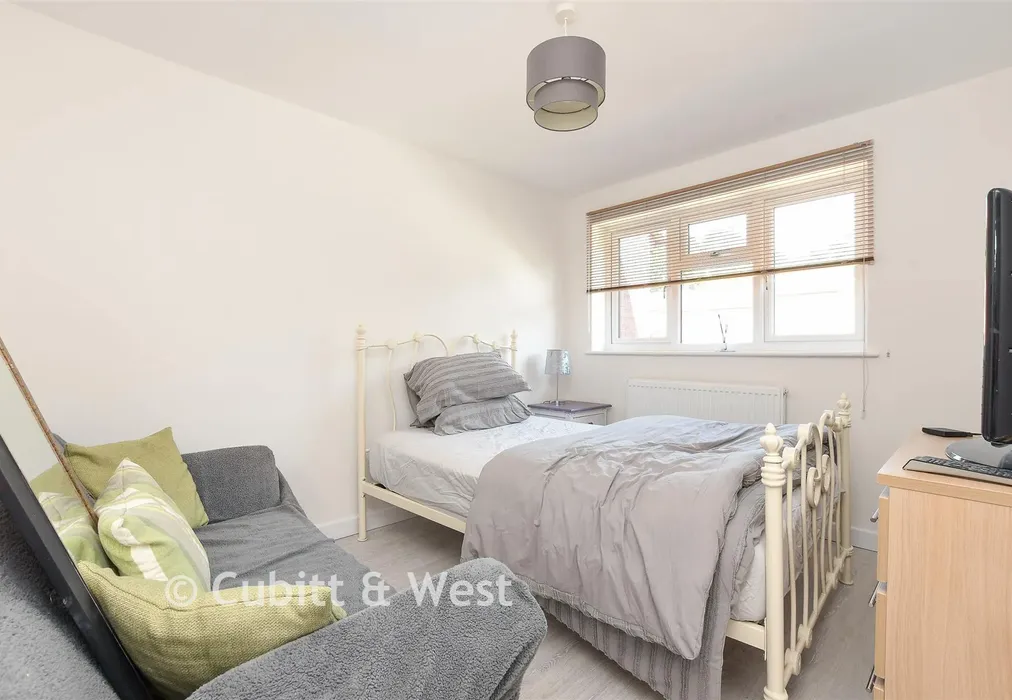 Bedroom 2 - Cotton Walk, Broadfield, Crawley, West Sussex - Wards of Kent