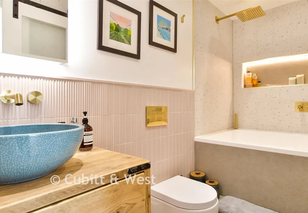 En-Suite Bathroom - Brownleaf Road, Woodingdean, Brighton, East Sussex - Wards of Kent