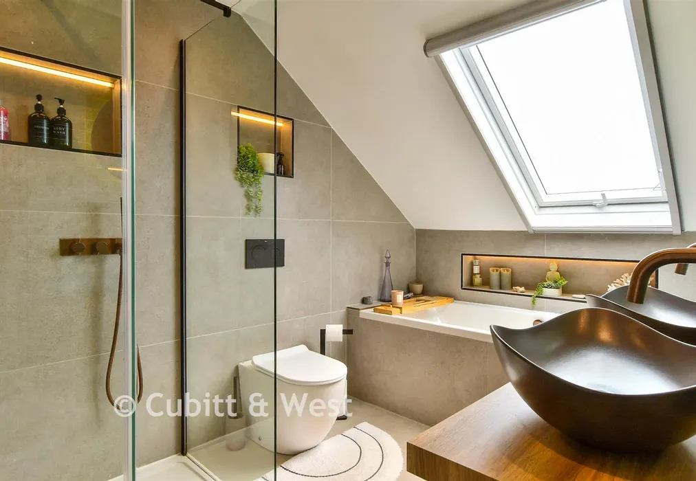 Bathroom - Brownleaf Road, Woodingdean, Brighton, East Sussex - Wards of Kent