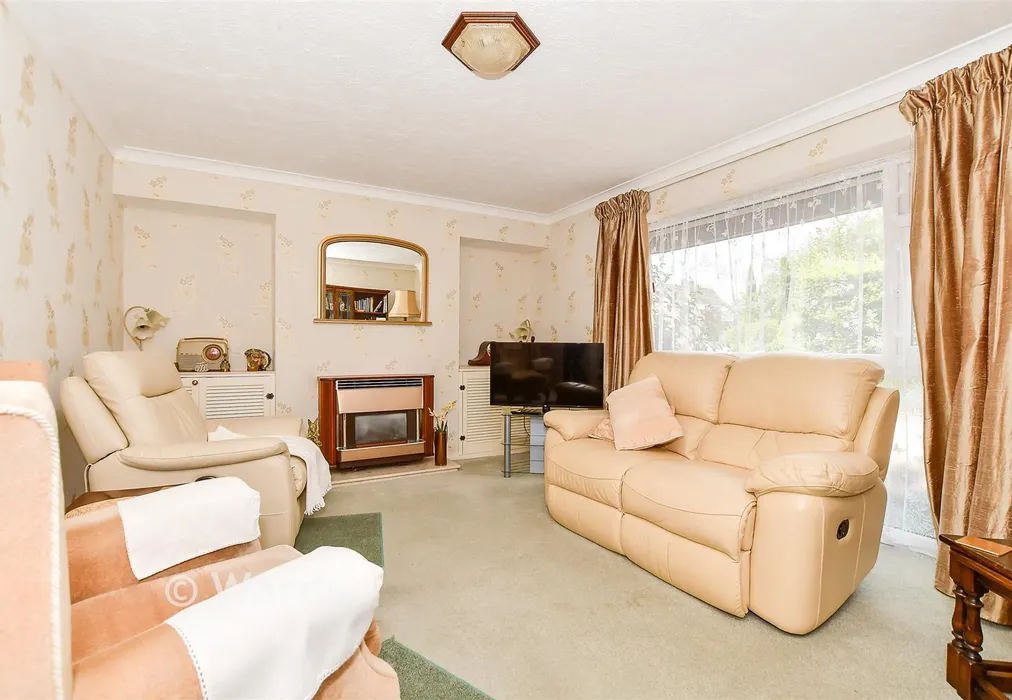 Lounge - Corner Farm Road, Staplehurst, Kent - Wards of Kent