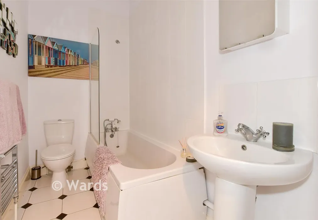 Bathroom - Harold Road, Cliftonville, Kent - Wards of Kent
