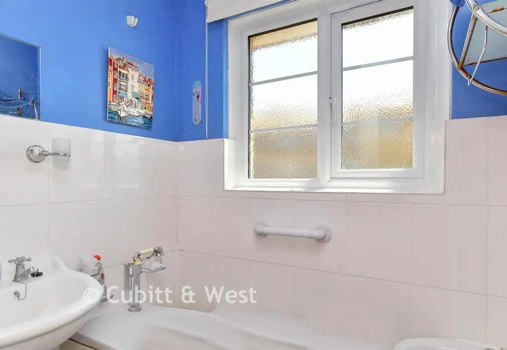 Bathroom - Anscombe Road, Worthing, West Sussex - Wards of Kent