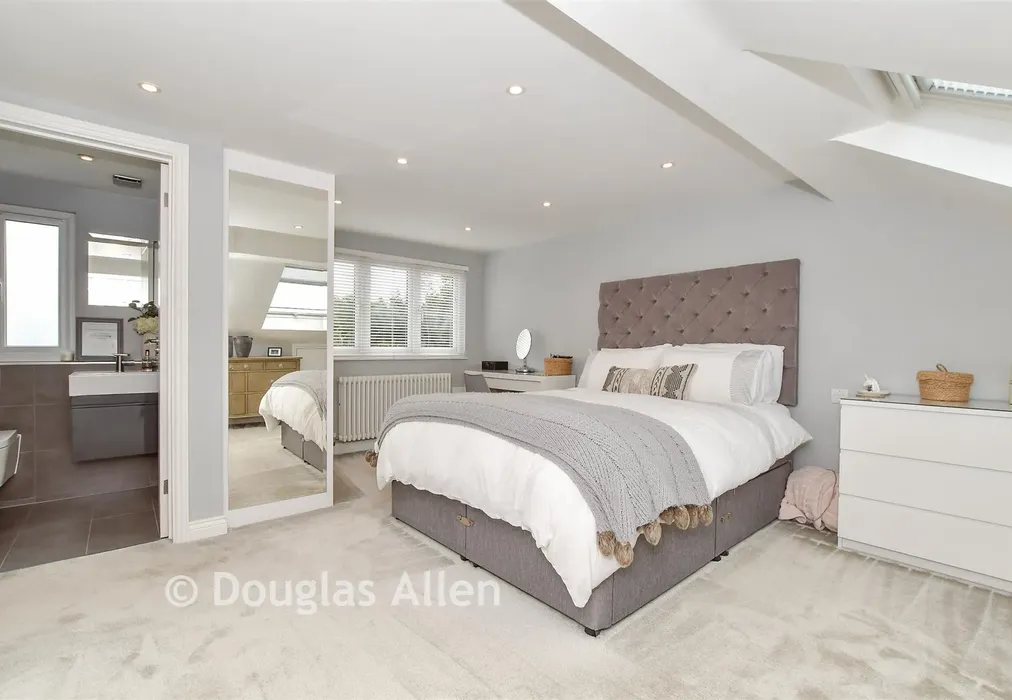 Bedroom 1 - Rosebank, Waltham Abbey, Essex - Wards of Kent